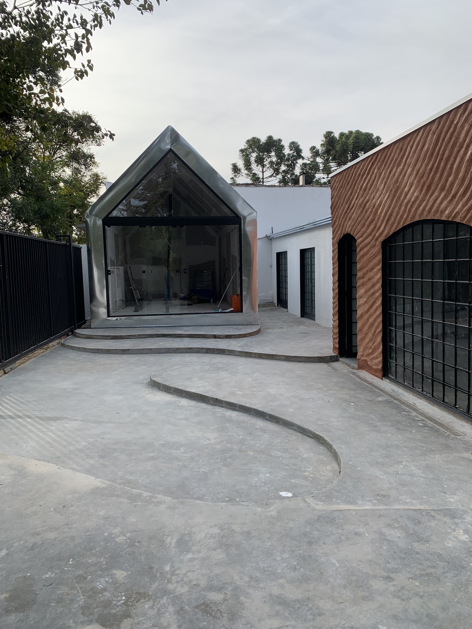 Nova fachada e área externa da obra no Batel